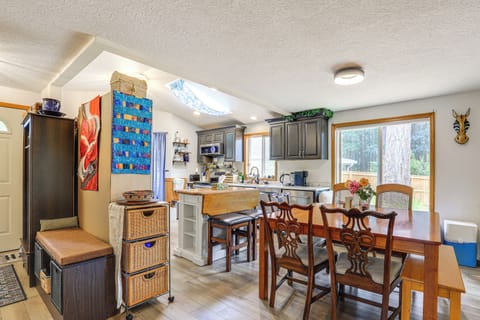 Dining Table | Dishware/Flatware