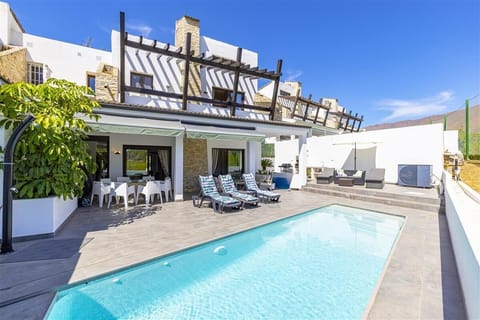 Fantastic luxury villa with private pool and sea views