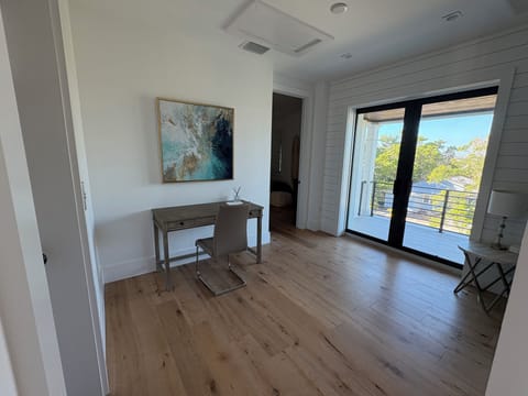 Office nook 3rd floor (between 2 bedrooms)