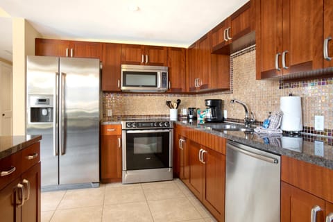 Enjoy the convenience of stainless steel appliances, rich wood cabinetry, and everything you need to cook in comfort HKH-537