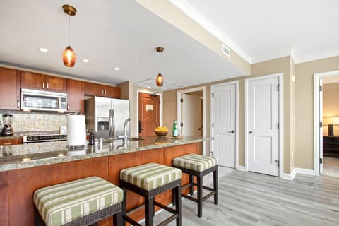     Set the table in paradise—your dream dining room awaits HKH-545