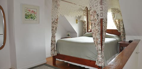 Canopy Queen Bed
2nd Floor 