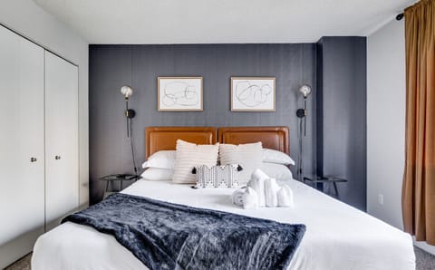 You’ll love unwinding in this bedroom, complete with luxurious pillows and a cozy blanket that invite you to snuggle up. Picture yourself enjoying a restful night’s sleep, wrapped in comfort and warmth.