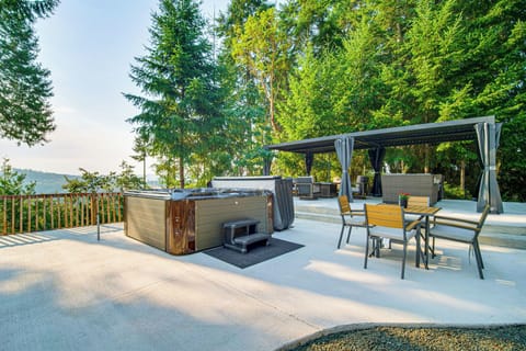 Roseburg Vacation Rental | 4BR | 3BA | 3,500 Sq Ft | Step-Free Entry