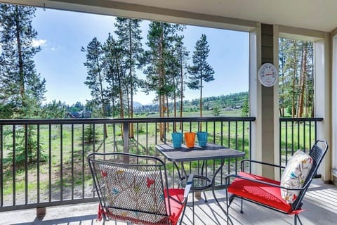 Relax on your spacious balcony, surrounded by towering pines and captivating mountain scenery, an ideal spot for morning coffee or evening sunsets.