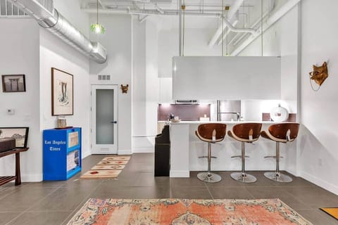 A sleek kitchen with full appliances and ample cabinets, perfect for easy and enjoyable cooking.