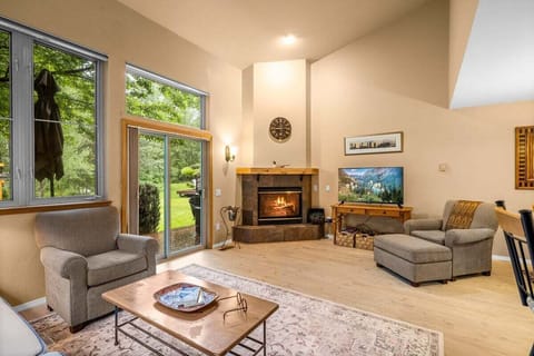 Living room with Fireplace