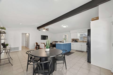 Dining Area: Bright and inviting space, perfect for meals and gathering with friends!