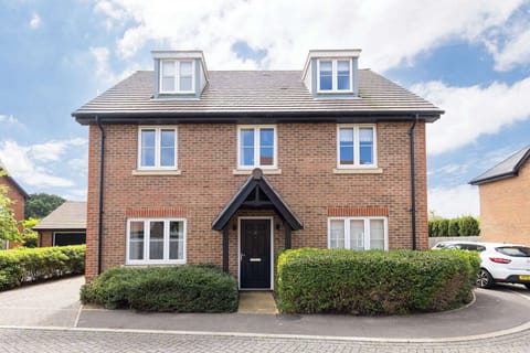 This beautifully presented 5-bedroom property is perfectly located to explore the best of the South Coast.