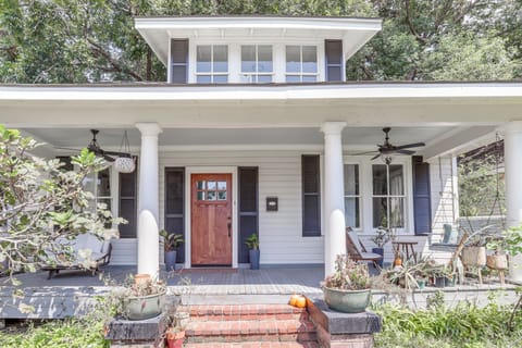 Baton Rouge Vacation Rental | 3BR | 2BA | Steps Required | 2,179 Sq Ft