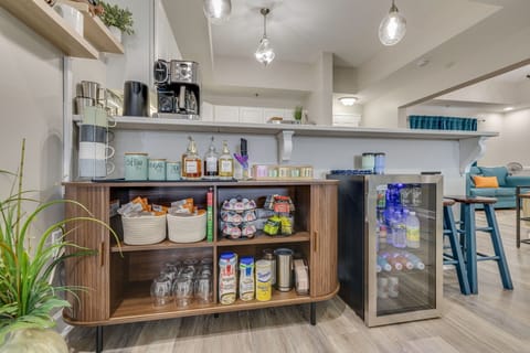 Start your morning by brewing a Cuisinart carafe using a complimentary packet of breakfast blend coffee. Flavor & sweeten your hot coffee or hot tea with a squirt of syrup.