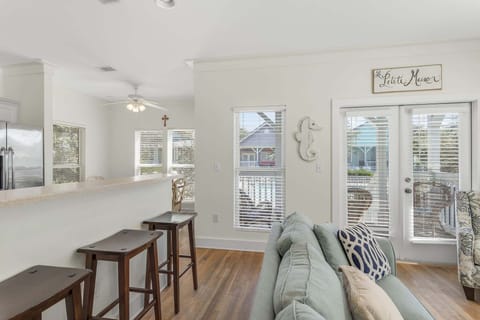 Open Floor Concept Kitchen + Living Room Area !