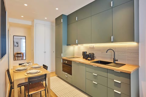 Cuisine ouverte entièrement équipée avec espace repas