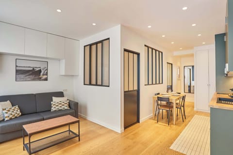 Salon avec canapé lit, table basse, smart TV