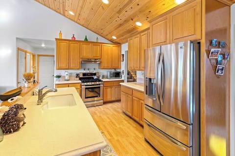 Kitchen - Fully Stocked Kitchen w/ Gas Oven/Range, Dishwasher, Microwave & Keurig Coffee Maker