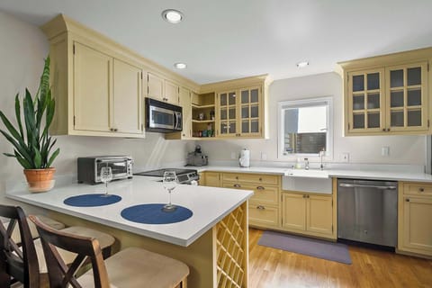 Eat in kitchen with plenty of space to cook.
