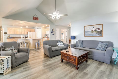 Grove Vacation Rental | 4BR | 2.5BA | 2 Steps to Enter | 1,687 Sq Ft