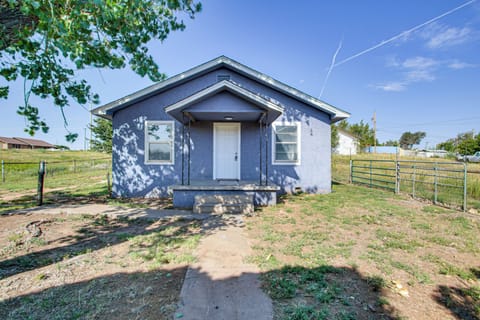 Borger Vacation Rental | 3BR | 2BA | 1,600 Sq Ft | 3 Steps Required