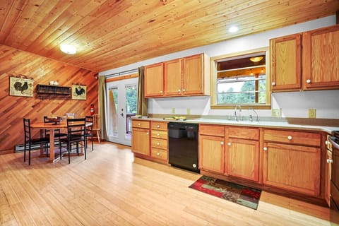 Full Kitchen | Wood Cabinets, Modern Appliances, and Warm Cabin Ambiance