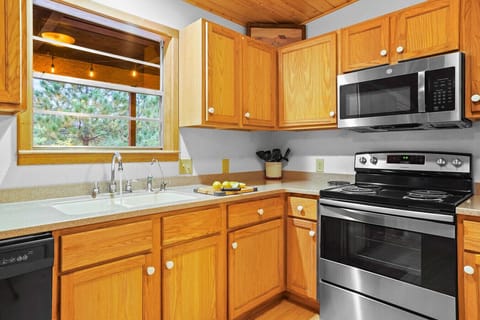 Full Kitchen | Wood Cabinets, Modern Appliances, and Warm Cabin Ambiance
