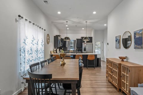 Dine, laugh, and linger. The open layout flows from kitchen to table, keeping everyone connected. 🍽️💛
