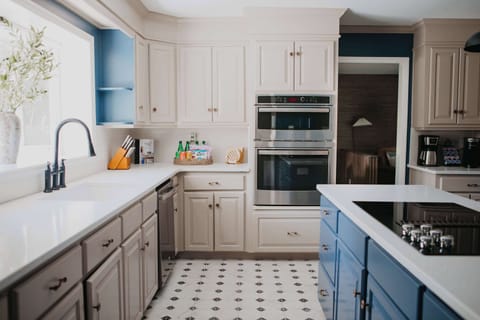 Because vacations taste better when the kitchen’s this good. Whip up your favorite meals, gather around the table, and let the laughter spill over like the wine.