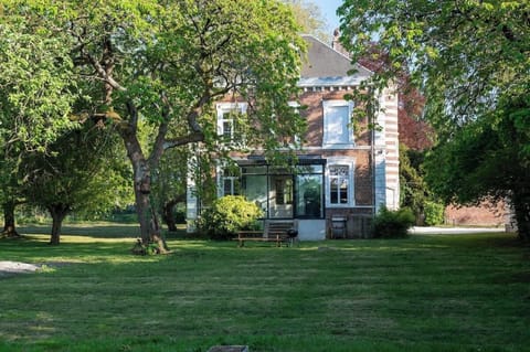 La gentilhommière : propriété arborée, vue arrière sur la véranda.