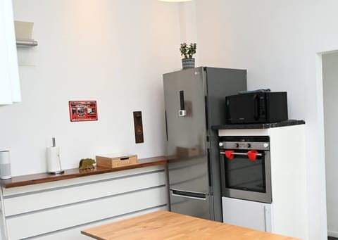 Première cuisine. Cuisine  du Duplex du Domaine au Rez-de-chaussée avec tous les équipements nécessaires.