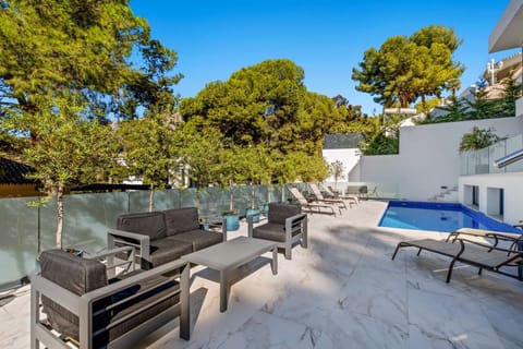 Outside view | Pool