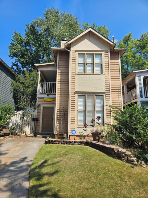 
Very cute single Charleston style home located in a safe cul-de-sac.