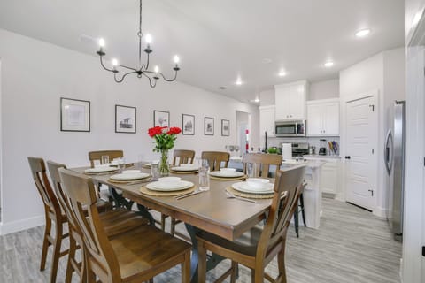 Dining Area | Dishware/Flatware Provided