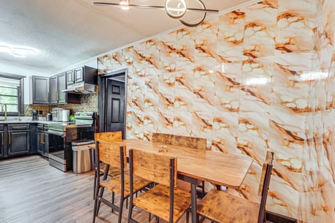 Dining Table | Dishware/Flatware