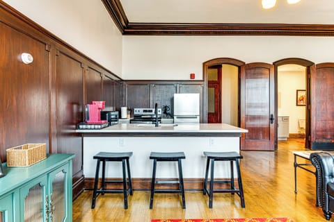 Dining Bar | Dishware/Flatware