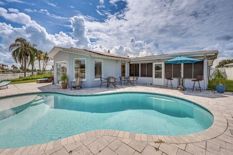 Holiday Vacation Rental | 4BR | 3BA | 1 Step Required | 2,001 Sq Ft