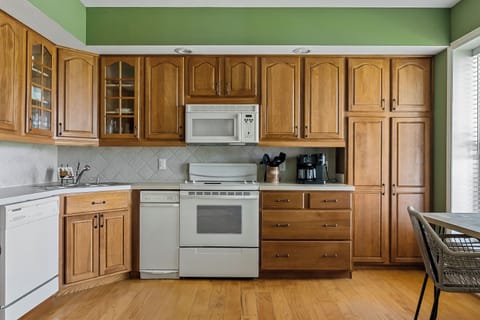 Downstairs Full Kitchen 