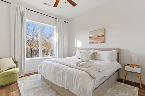 Bedroom - King-sized bed & smart TV