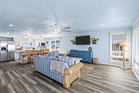 Enter to a fresh coastal home. 