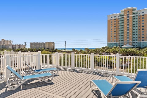 Enjoy the third-floor deck to sunbathe and take in the view of the gulf!