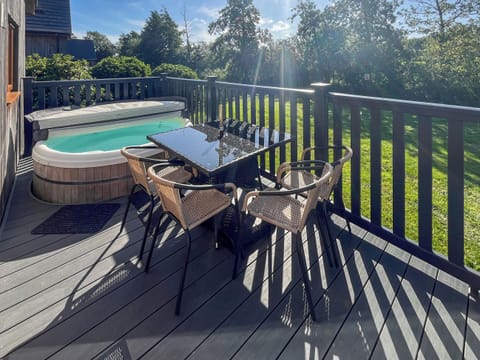 Decking | Jasmine - James Ville Marina, Brigg