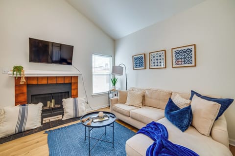 Dallas Vacation Rental | 1BR | 1BA | 580 Sq Ft | Stairs Required