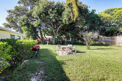 Fenced Backyard | Outdoor Dining | 2 Mi to Manatee Lagoon