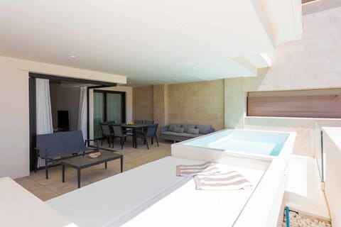 Terraza con piscina privada