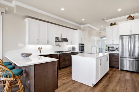 Additional seating at the kitchen bar for 3