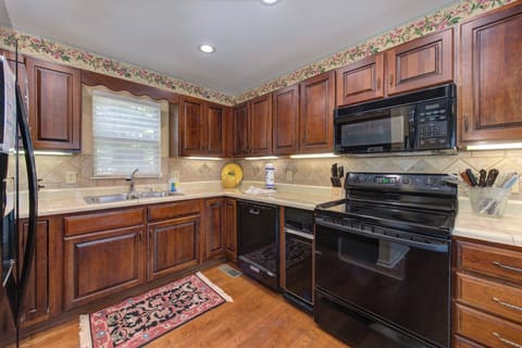 Mountain View Paradise's fully-equipped kitchen