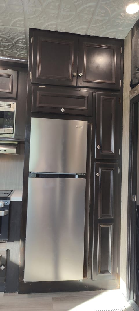  and 11 cuft fridge/ freezer.  Spacious Pantry too