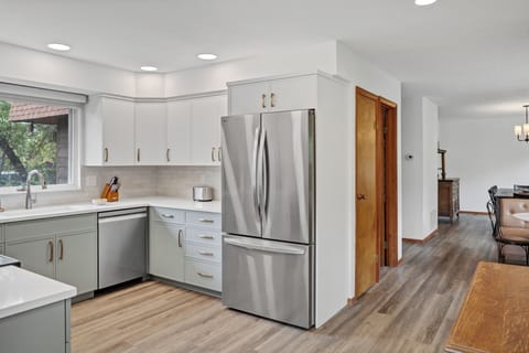 Easy kitchen-to-dining connection