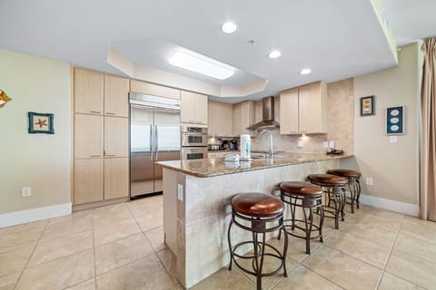 Breakfast bar and kitchen