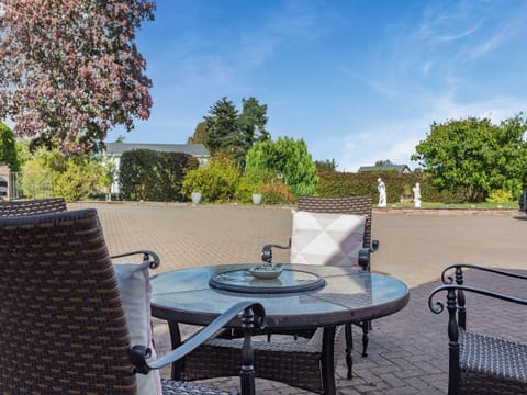 Sitting-out-area | Charlies Cottage, Inverness