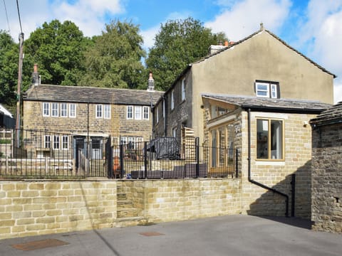 Exterior | Kestrel Cottage, Holmfirth