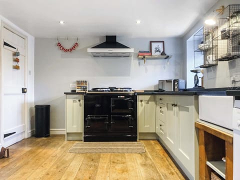 Kitchen | Grafog Farm Cottage, Groeslon Nr Caernarfon